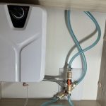 キャンピングカーに給湯器取り付け